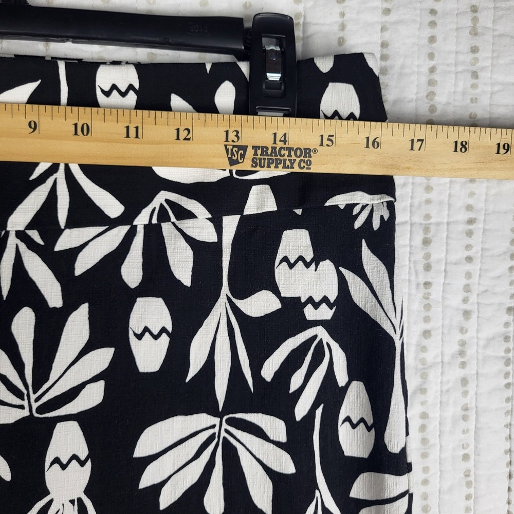 Chico's Crop Pants Women 1.5 L Black White Floral Botanical Pull On Casual - Picture 8 of 10